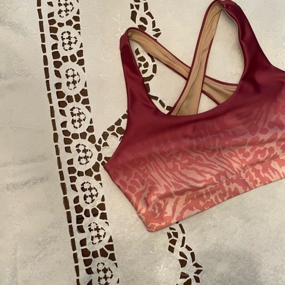 Good American Ombré Cross Over Back Sports Bra - Picture 6 of 15